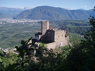 Italiano: Castèl d'Appiano, Alto Adige Deutsch: Burg Hocheppan, Südtirol