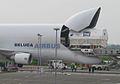 Modul Columbus (součást Mezinárodní vesmírné stanice) je na letišti v Brémách nakládán do letounu Airbus Beluga, 27. května 2006.