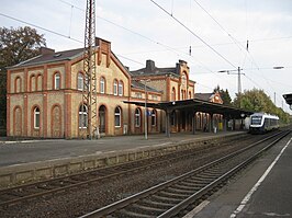 Station Elze met het stationsgebouw en een treinstel van toen nog eurobahn (2011)