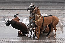 Groupe de chevaux turkmènes dont un chutant sur la tête.