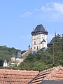 Čeština: Pohled na hrad Karlštejn ze schodů ke kostelu svatého Palmácia