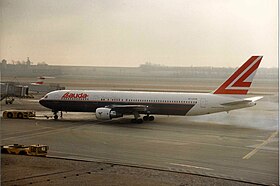 OE-LAV, le Boeing 767-300ER de Lauda Air impliqué dans l'accident, ici photographié en 1989.