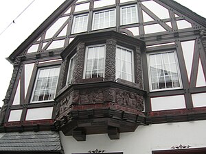 Oriel dans la Drosselgasse, rue ancienne de Rüdesheim en Allemagne.