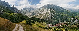 Sotres met de Picos de Europa