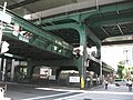 弁天町駅における大阪環状線（下）と中央線（上）の交差部分。橋脚の共有は交通局側が申し入れ、共同で設計された。 （2010年8月21日）