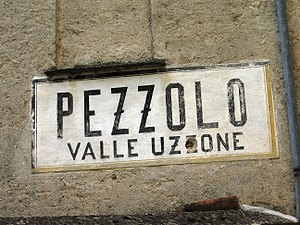 Pezzolo. Insegna urbana che conserva il foro di un proiettile di mitragliatrice della battaglia del 3 ottobre 1944 - La Zeta di Pezzolo.