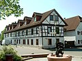 St. Lukasplatz mit Mövenbrunnen und Gasthaus "Zum weißen Roß"