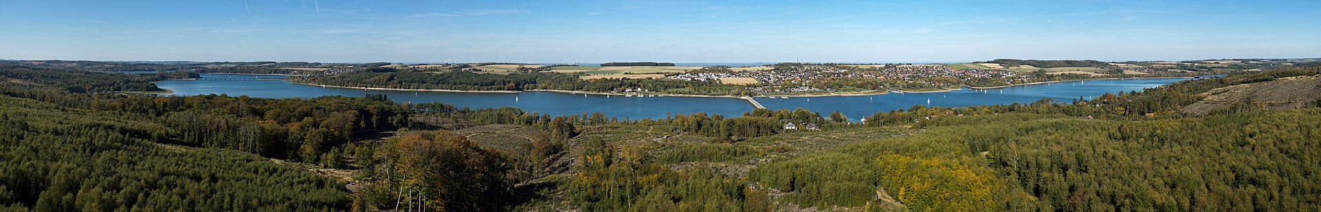 Blick vom Möhneseeturm auf den See und große Teile des Gemeindegebietes