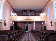 Vue intérieure de la nef vers la tribune d'orgue.