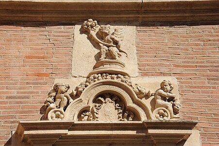 Détail de la porte : putti et guirlandes d'abondance.