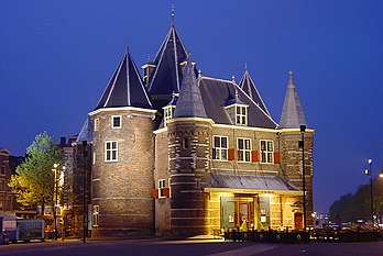 Vue de nuit de l’ancien Hôtel municipal des pesées (De Waag, « la Balance ») à Amsterdam (Pays-Bas). Fortin du Moyen Âge, transformé ensuite en musée puis ici en restaurant (mai 2002). (définition réelle 1 200 × 804*)