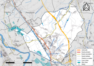 Carte en couleur présentant le réseau hydrographique de la commune