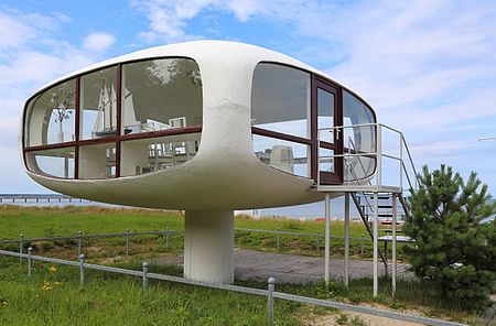 32. Platz: J.-H. Janßen mit Die vormalige Rettungsstation am Strand von Binz (erreichbar über Abgang 6) in Binz, Landkreis Vorpommern-Rügen, Mecklenburg-Vorpommern, Deutschland. Das von Ulrich Müther entworfene und später auch noch selbst sanierte Bauwerk dient heute als Kulisse für standesamtliche Hochzeiten. Es steht unter Denkmalschutz.