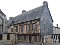 Hôtel-Dieu, pans de bois et tuileaux des XVe et XVIe siècles.