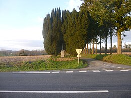 Photographie actuelle du lieu de la bataille. Il s'agit d'un carrefour de deux routes, une des deux est bordée d'arbres.