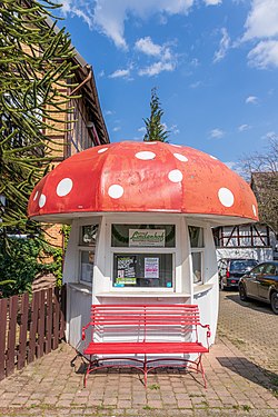 Der Pilzkiosk in der Hindenburgstraße Bad Sachsa. Weltweit gibt es nur noch einige wenige Exemplare dieses Milchpilz. Er dient heute dem nahegelegenen Hotel Lindenhof zu Reklamezwecken.