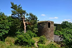 Bergfrit se vstupem v prvním patře