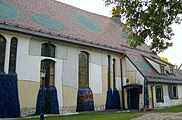 Kirche seitlich mit Pfarrhof