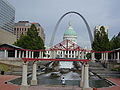 Et yndet fotomotiv i St. Louis er The Arch med byens gamle domhus i forgrunden.