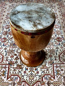 Photographie de l'instrument posé sur un tissu coloré.