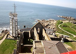 La Pointe Saint-Mathieu du sommet du phare : l'abbaye, le sémaphore et le Mémorial des marins morts pour la France.