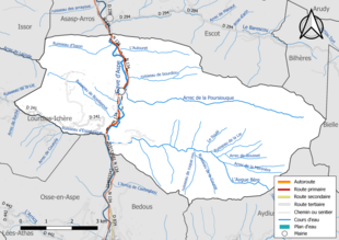 Carte en couleur présentant le réseau hydrographique de la commune