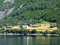 Viketunnelns öppning vid Vikeelvas inlopp i sjön.