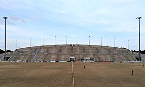 La grande tribune de 5500 places face à la tribune d'honneur et aujourd'hui fermée.