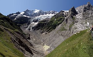 Die kümmerlichen Überreste des Unteren Grindelwaldgletschers (dunkle, verschmutzte Partien) mit Gletscherrandsee mit dem darüber liegenden, weissblauen Ischmeer. Darüber thronen die Fiescherwand und die Fiescherhörner (4049 m). Ganz rechts ein namenloser Gipfel (2251 m) und die Ostegg (2710 m), die östlichsten Ausläufer des Eigers. Links im Bild die grüne Bänisegg. Direkt dahinter wäre der ursprüngliche obere Zufluss des Unteren Grindelwaldgletschers gewesen, diese Verbindung existiert aber nicht mehr. Von der Bäregghütte (1772 m) aus aufgenommen (Juli 2009).