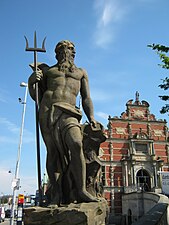 Statuen af Neptun ved rampens venstre side