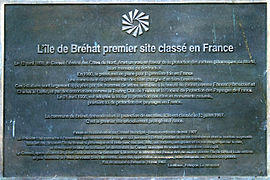 Plaque de cuivre avec un texte expliquant le contexte de classement du site.