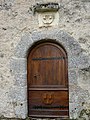 Porte de l'église avec le blason de la famille Hélie de Colonges.