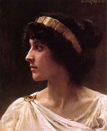 Portrait d'une femme brune de profil.