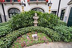 Estatua de Luís Vaz de Camões en el jardín trasero.