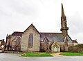 Église paroissiale Saint-Pierre-et-Saint-Paul, façade nord et calvaire.