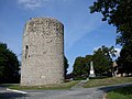 La tour et le monument aux morts, au fond à droite l'église.