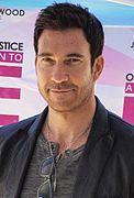 Dylan McDermott dans le rôle du Dr. Ben Harmon