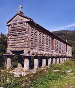 O espigueiro é um celeiro elevado da Galiza e Astúrias. Nesta imagen, aparece um espigueiro galego.