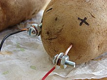 À un moment du jeu, Wheatley transfère le système de GLaDOS dans des piles en pomme de terre.