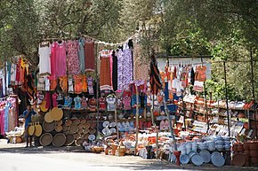 Un étal ambulant d'objet artisanaux.