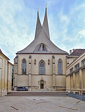 Typická dvojvěž na průčelí kostela Panny Marie, sv. Jeronýma, Cyrila a Metoděje, Vojtěcha a Prokopa v Praze na Slovanech