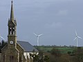 Trézien : la chapelle Notre-Dame et les éoliennes.