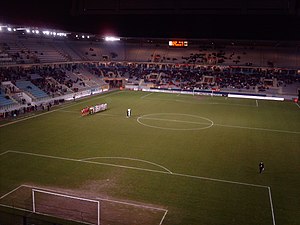 Spiel unter Flutlicht im Stadion (Februar 2008)