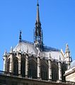 Stebri zunaj podpirajo okna Sainte-Chapelle