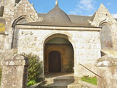 Le porche de l'église paroissiale Saint-Idunet.