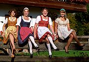 Verschillende vrouwen in dirndls