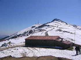 Sommet de l'Oiz depuis l'ermitage de San Cristóbal, avec l'antenne d'Euskal Irrati Telebista (la plus haute).