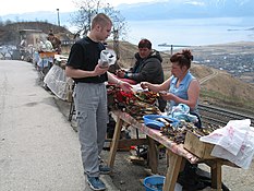 Торговля рыбой на въезде в посёлок