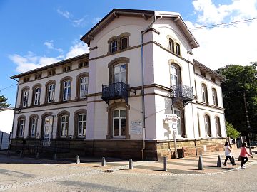 Maison et ancienne usine (XIXe-XXe), 8 place de la Gare.