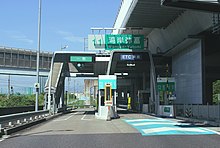 トールゲート入口（左）と出口（右）。